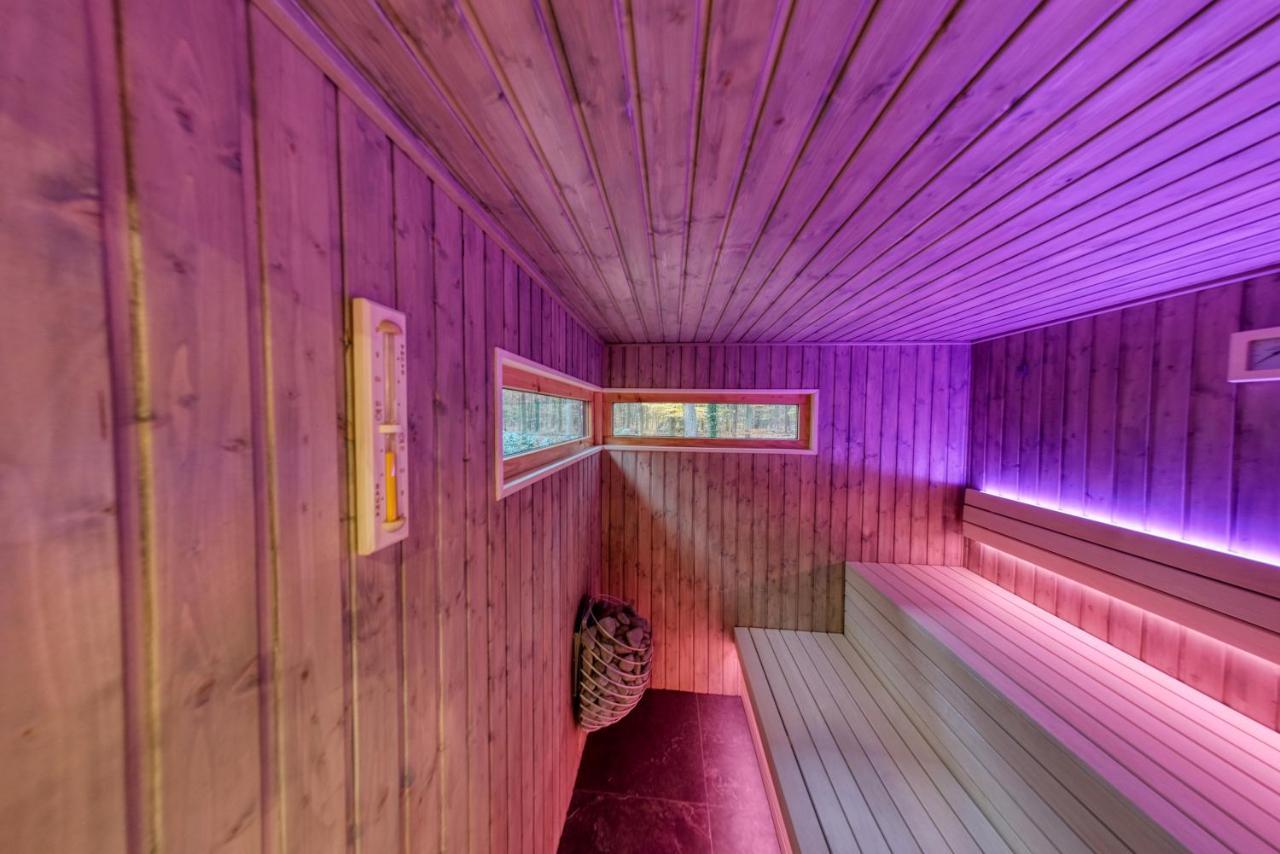 Lodge In Een Bosrijke Omgeving Met Hottub & Sauna Opt Rheezerveen Exteriör bild